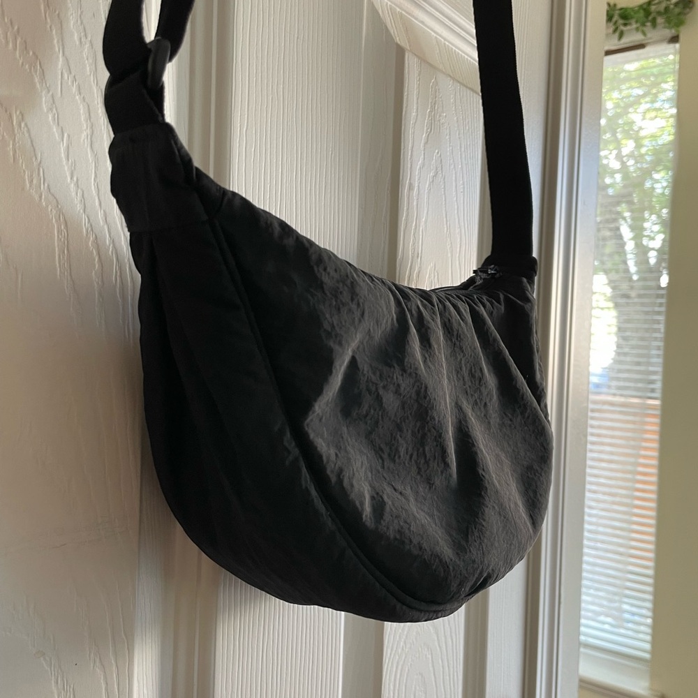 Very popular Uniqlo ROUND MINI SHOULDER BAG (NYLON) Black color- like new